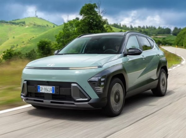 Hyundai Kona  е кросоувър от B-сегмент, произвеждан от 2017 година насам. Второто поколение се е променило срастично в сравнение с първото, най-вечеособено по отношение на стила. В сравнение с предишния той е нараснал с 15 сантиметра до сегашния си размер от 435 см. Има характерни обеми, които го карат да изглежда по-голям. Купето е по-комфортно от миналото, а багажникът е с променлив капацитет от 466 до 1300 литра. Въздействащият дизайн, започващ отпред, се характеризира с наличието на тънка LED светлинна лента.

И тук има богата гама от двигатели. Пълният хибриден вариант съчетава 4-цилиндров бензинов двигател със 105 к.с. и електрически с 43,5 к.с. за общо 141 к.с. Има две електрически версии, които се различават по капацитет на батерията и специфична мощност.